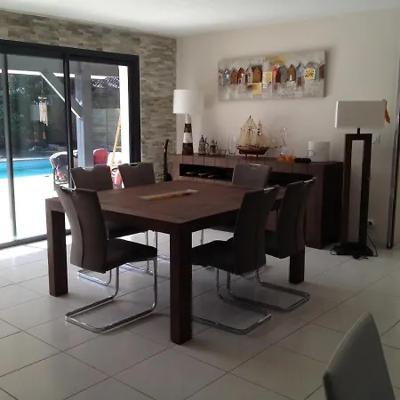 House With Heated Pool And Jacuzzi 别墅